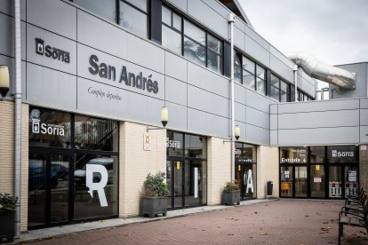 Entrada principal al polideportivo San Andrés de la capital soriana.