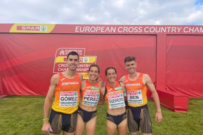 El equipo del relevo mixto formado por Jesús Gómez, Marta Pérez, Esther Guerrero y Adrián Ben.