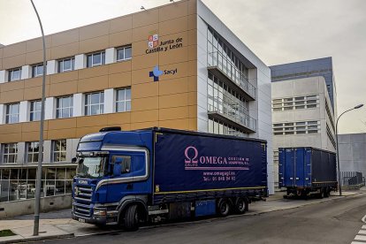 Los camiones con el acelerador lineal esperan a la entrada del hospital.