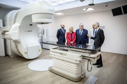 Visita del consejero de Sanidad al acelerador lineal en la unidad satélite de radioterapia de Soria.