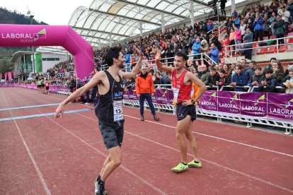 Hugo de Miguel saluda a otro atleta en la línea de meta de Elgoibar.