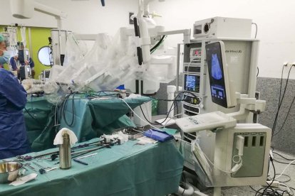 Robot quirúrgico durante una operación.