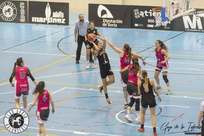 Una jugadora soriana se dispone a lanzar a canasta durante el partido.