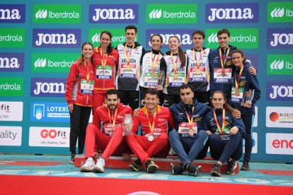 El equipo de Castilla y León con chándal rojo en el que participaron los relevistas Hugo de Miguel, María Piñera y Hamza Ardjoun .