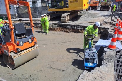 Imagen de las obras de reparación del socavón en la N-6 en San Rafael.