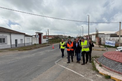 Visita del consejero de Movilidad y Transformación Digital, José Luis Sanz Moreno, a las obras de humanización de la travesía de Macotera (Salamanca).