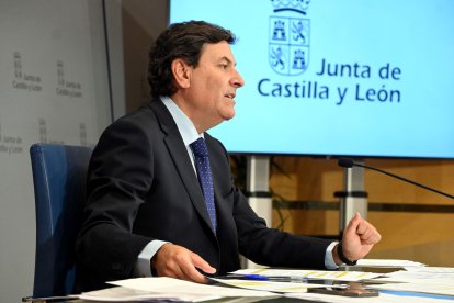 Archivo - El portavoz Carlos Fernández Carriedo en la rueda de prensa posterior al Consejo de Gobierno.
