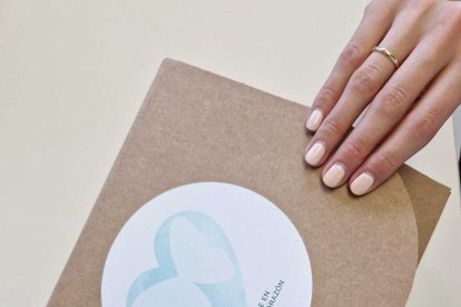Caja de duelo que entregan los hospitales para ofrecer apoyo emocional a las familias que sufren la pérdida de su bebé.