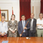 Calos Martínez, en el centro, flanqueado del resto de miembros de la corporación de San Pedro.