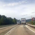 Vídeo difundido en Twitter por SocialDrive de un peligroso adelantamiento de un autobús a un camión en Soria