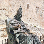 Estatua de Benedicto XIII en Peñíscola, obra de Sergio Blanco.