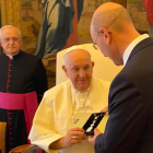 El alcalde de Ágreda, Jesús Manuel Alonso, entrega la medalla del pueblo al Papa Francisco.