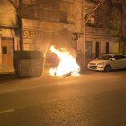 Uno de los contenedores ardiendo en la capital.
