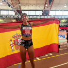 Marta Pérez posa con la bandera de España tras batir el récord de España de la Milla en Nueva.