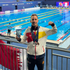 Sergio Martín posa con las dos medallas que ha logrado en el Mundial Máster de Natación.