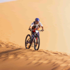 El ciclista soriano en una de las etapas por el desierto del Sáhara.