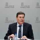 El consejero de Economía y Hacienda y portavoz, Carlos Fernández Carriedo, comparece en rueda de prensa posterior al Consejo de Gobierno.