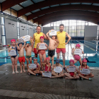 Usuarios de la piscina climatizada de El Burgo.