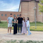 Parte del grupo de estudiantes que estará al frente del bar de las piscinas de Berlanga.