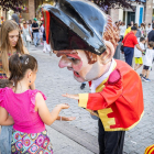 El público infantil disfruta del primer día de cabezudos de este verano.