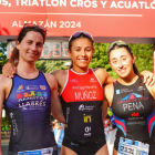 Marina Muñoz en el centro de la imagen como campeona de España de acuatlón.