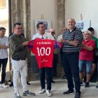 Patricio de Pedro, Javier Bajo y Javier Jiménez con la elástica numantina y el número 100 durante la visita a la exposición del centenario del club agredeño.