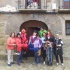 Los diablillos de 2024 junto a las agredeñas que los confeccionan.