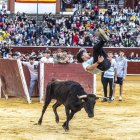 Los jóvenes sortearon a la vaquilla con soltura