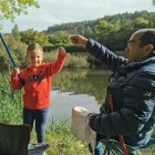 Los más jóvenes aprenden y disfrutan de la pesca