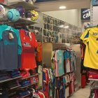 La camiseta del Numancia entre los artículos que se pueden encontrar en una tienda deportiva de Roma.