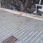 Sangre en la acera del herido en la madrugada del 6 de octubre en Rota.