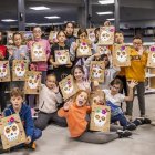 Los niños pintaron una bolsa con una máscara Catrina