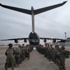 Paracaidistas preparados para las maniobras.