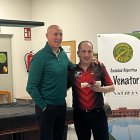 Carlos Cortés recoge el premio de ganador de manos del alcalde de León, José Antonio Díez.