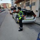 Guardia civil junto a un vehículo del Cuerpo.