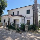 Edificio rehabilitado que albergaba la oficina de farmacia en Villar antes de cerrar en 2018.