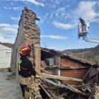 Los bomberos de la Diputación trabajan en un inmueble en Ciria.