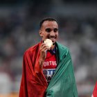 Isaac Nader con la medalla de oro de campeón del mundo del 1.500.