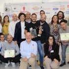Ganadores del campeonato barista. En el centro, el soriano Vícto Chicote con el trofeo en la mano.