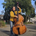 Beltane Ruiz Molina posa con el contrabajo.