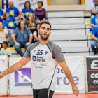 Arnau Masiá en un partido de pretemporada como nuevo líbero del Grupo Herce.