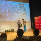 Gonzalo Torre en el momento de recoger su galardón en la gala regional.