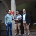 Manuel Sanz López como vencedor del torneo junto a las instituciones agredeñas.