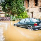 Diverso mobiliario urbano, vehículos, viviendas y negocios han sido afectados por la crecida