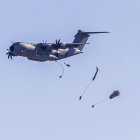 Salto en paracaidas de más de un centenar de soldados