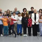 Responsables del Junta y de El Ayuntamiento de El Burgo con los escolares que han participado.