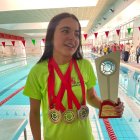 Malena Martín con sus medallas en el regional escolar.