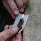 Las denuncias son por fumar en un despacho, un bar o en el cine.