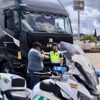 La Guardia Civil investiga al conductor de un camión por conducir quintuplicando la tasa de alcoholemia permitida.