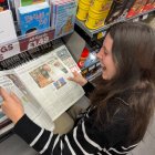 La hija de los propietarios de La Chistera con un ejemplar en Inglaterra.